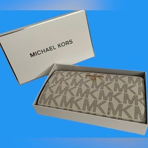 New MICHAEL KORS JET SET CHARM  Large TZ Continental￼ VANILLA/LUGG Wallet